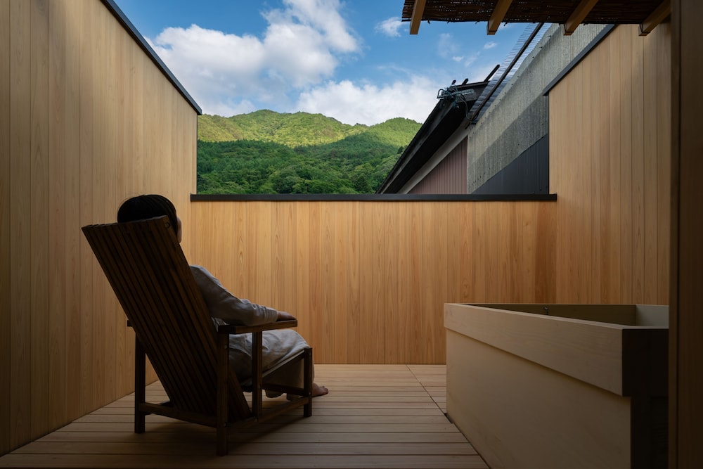 113 別館 · 島茂屋 半露天風呂 禁煙 バスルーム1 | BYAKU Narai