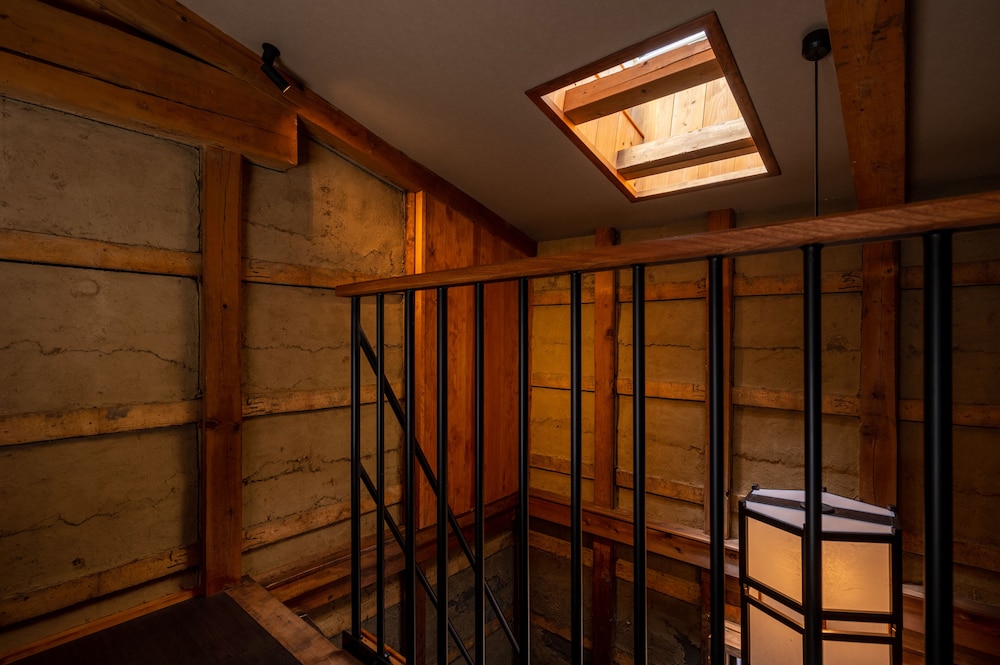 108 本館 · 歳吉屋 半露天風呂 禁煙 客室2 | BYAKU Narai