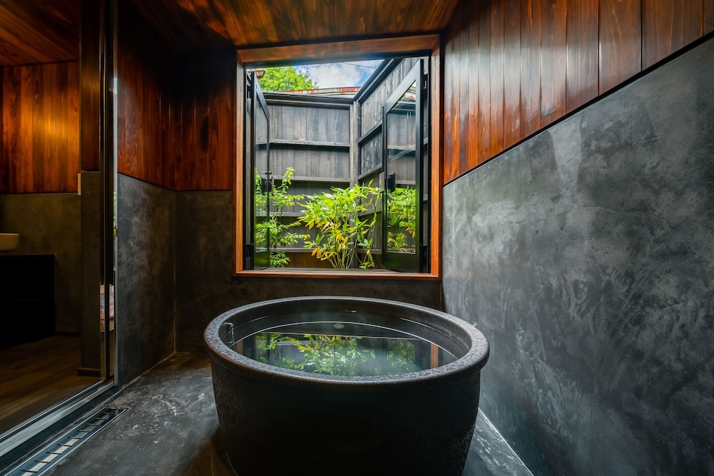 110 別館 · 上原屋 半露天風呂 禁煙 部屋からの景観0 | BYAKU Narai