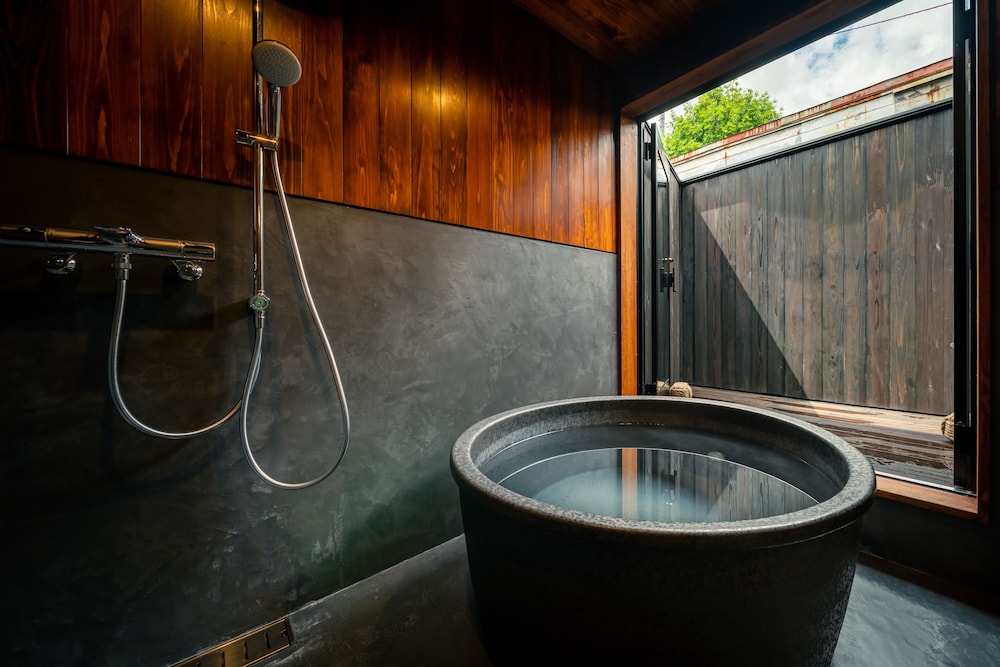 109 別館 · 上原屋 半露天風呂 禁煙 バスルーム0 | BYAKU Narai