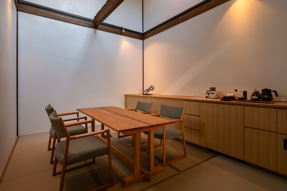 114 別館 · 島茂屋 半露天風呂 禁煙 リビング エリア0 | BYAKU Narai