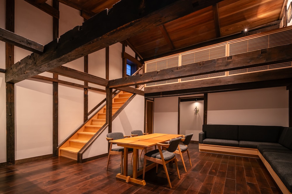 115 別館 · 島茂屋 半露天風呂 禁煙 リビング エリア1 | BYAKU Narai