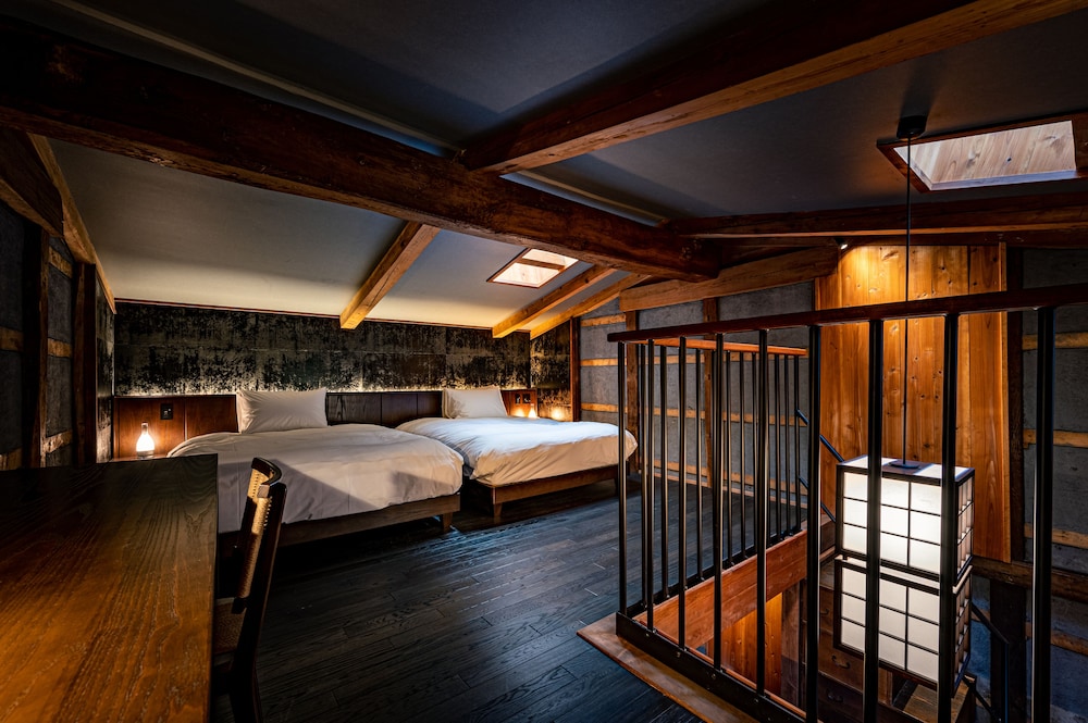 107 本館 · 歳吉屋 半露天風呂 禁煙 客室2 | BYAKU Narai