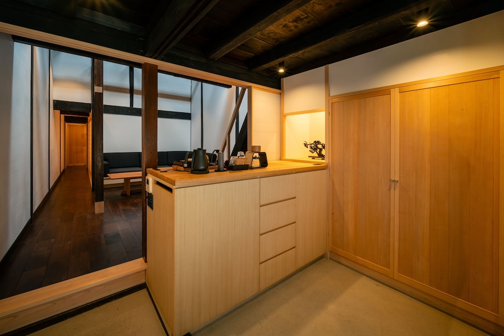 116 別館 · かね上屋 プライベートサウナ 禁煙 リビング エリア0 | BYAKU Narai