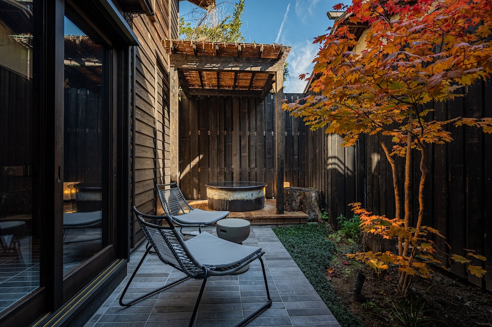 106 本館 · 歳吉屋 半露天風呂 禁煙 バスルーム0 | BYAKU Narai