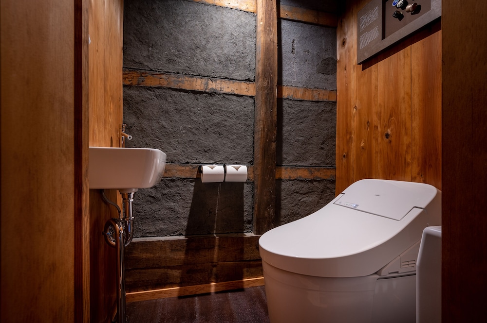 107 本館 · 歳吉屋 半露天風呂 禁煙 客室1 | BYAKU Narai