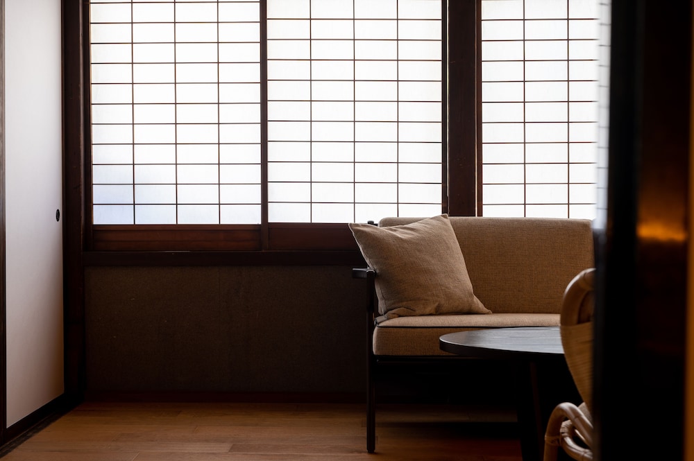 101 本館 · 歳吉屋 半露天風呂 禁煙 客室4 | BYAKU Narai