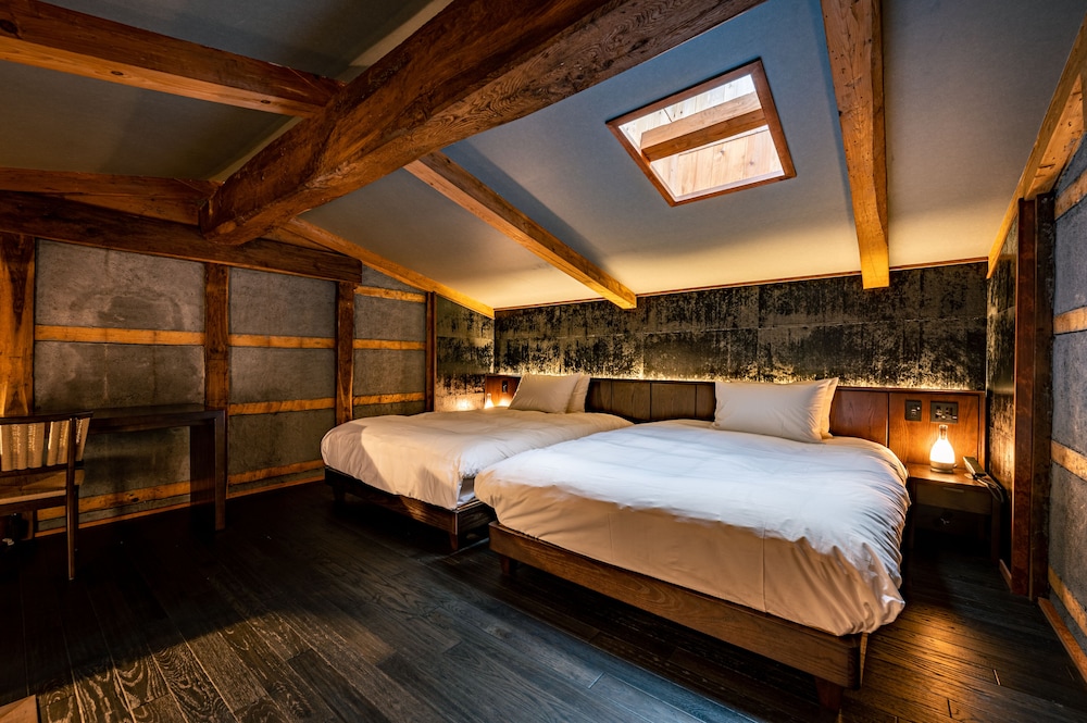 107 本館 · 歳吉屋 半露天風呂 禁煙 | BYAKU Narai