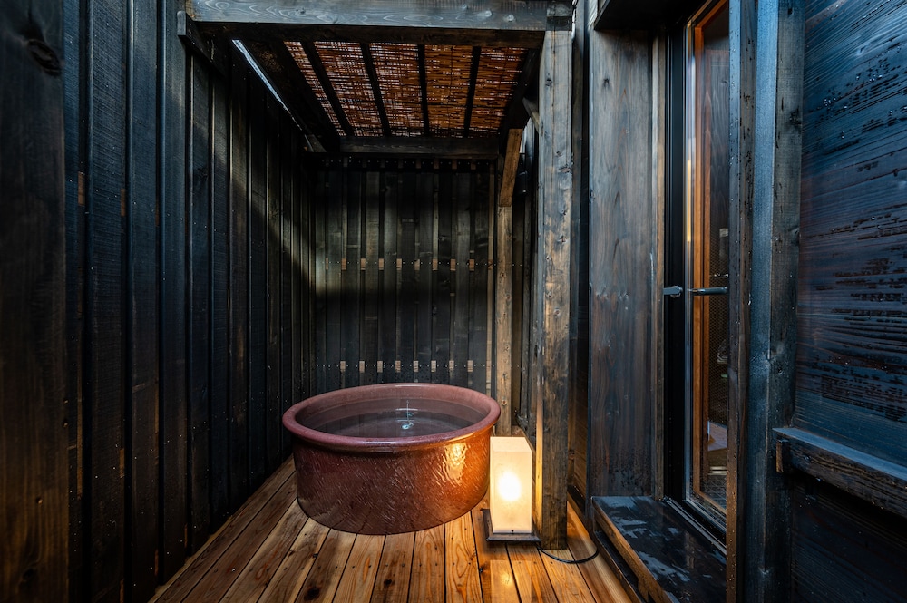 107 本館 · 歳吉屋 半露天風呂 禁煙 バスルーム1 | BYAKU Narai