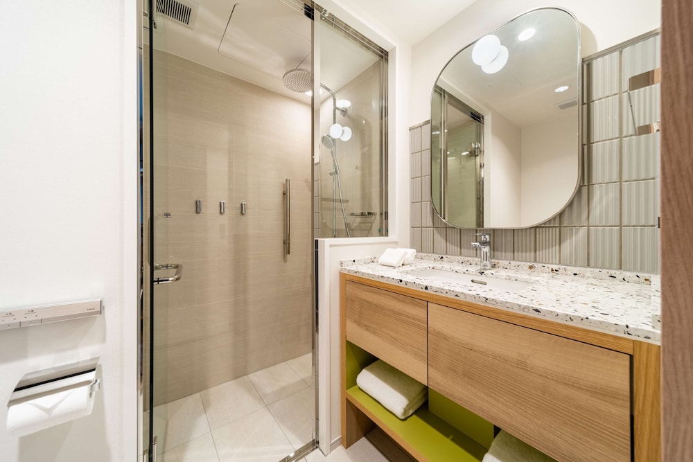 スーペリア ルーム シングルベッド 2 台 バスルームのシャワー0 | ヒルトン・ガーデン・イン京都四条烏丸