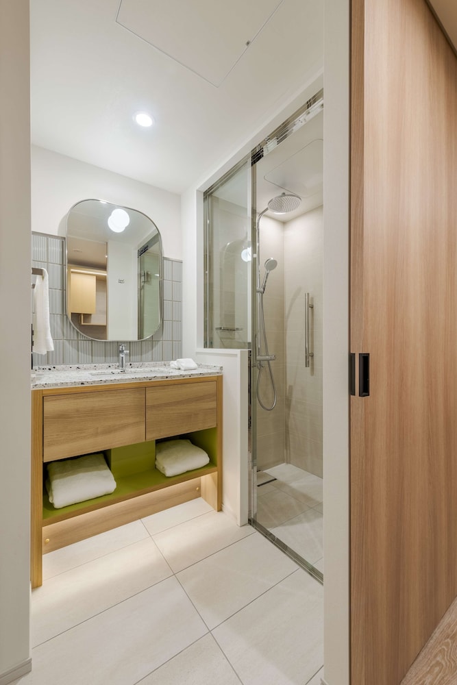 スーペリア ルーム シングルベッド 2 台 バスルームのシャワー2 | ヒルトン・ガーデン・イン京都四条烏丸