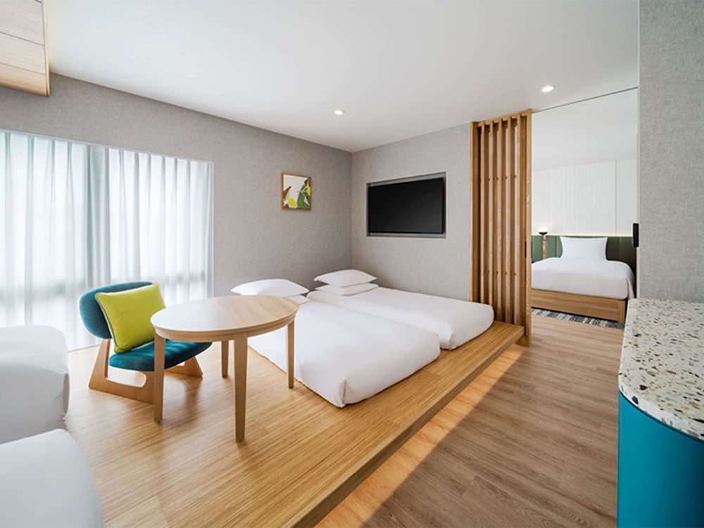 ファミリー ルーム シングルベッド 2 台 客室2 | ヒルトン・ガーデン・イン京都四条烏丸