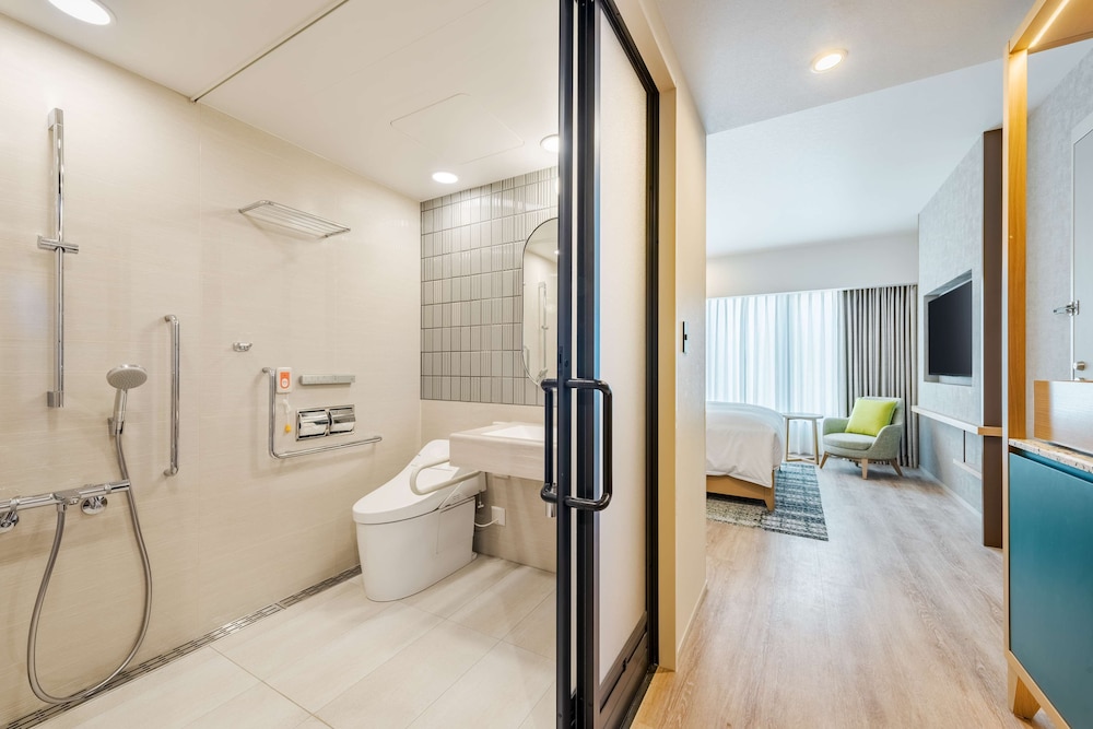 ルーム クイーンベッド 1 台 バリアフリー バスルームのシャワー0 | ヒルトン・ガーデン・イン京都四条烏丸