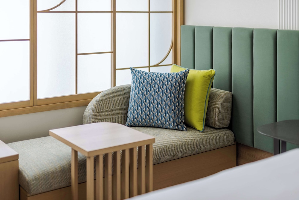 ルーム クイーンベッド 1 台 バリアフリー リビング エリア0 | ヒルトン・ガーデン・イン京都四条烏丸