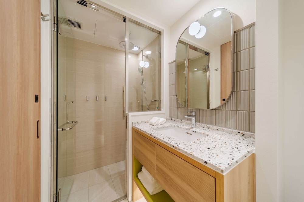 ファミリー ルーム シングルベッド 2 台 バスルームのシャワー0 | ヒルトン・ガーデン・イン京都四条烏丸