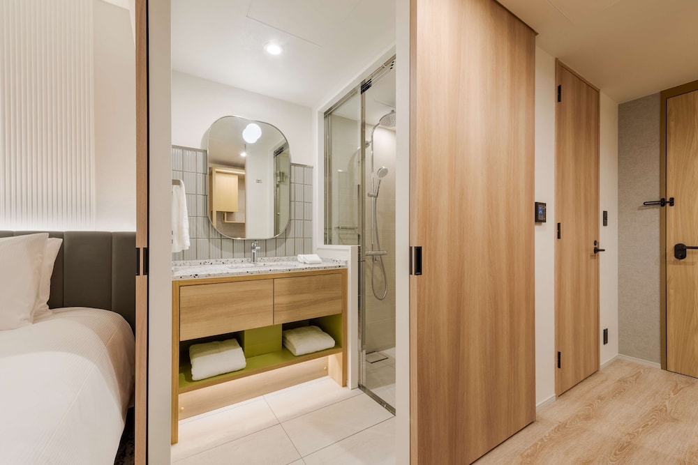 スーペリア ルーム シングルベッド 2 台 バスルームのシャワー1 | ヒルトン・ガーデン・イン京都四条烏丸