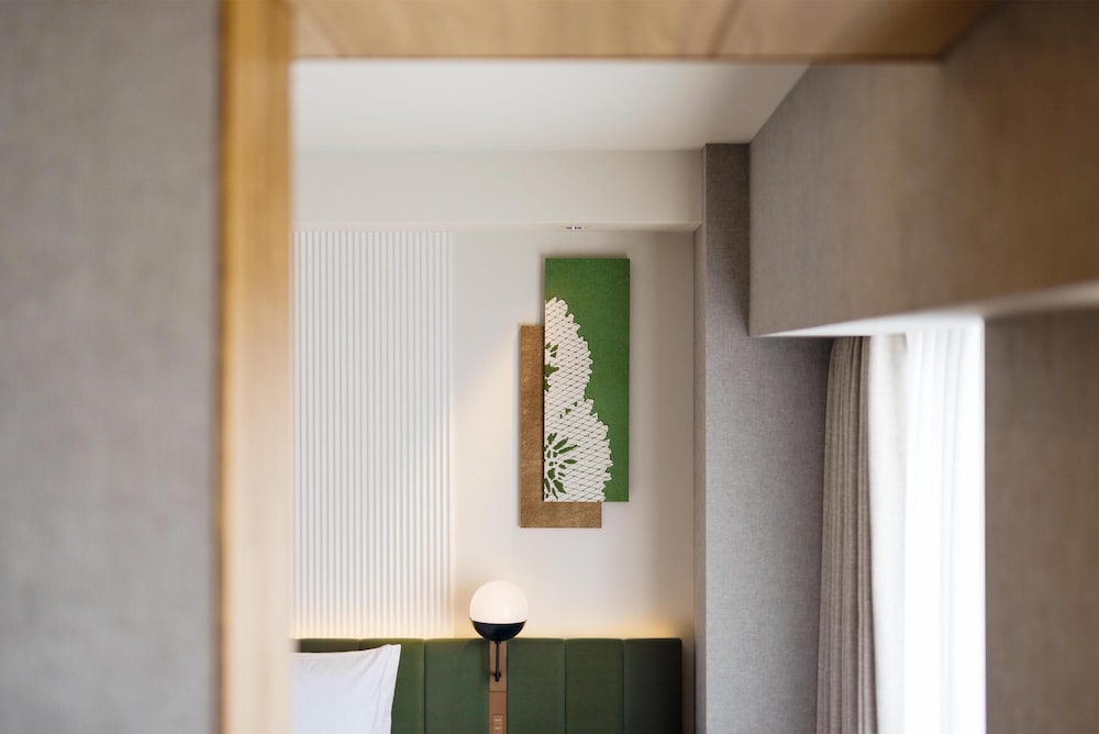デラックス ルーム クイーンベッド 1 台 (Family Room) | ヒルトン・ガーデン・イン京都四条烏丸