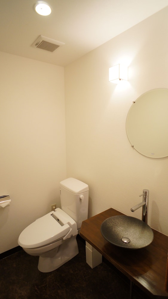 モダンフロア6畳和室 トイレ付き バスルーム0 | 旅館白鳳