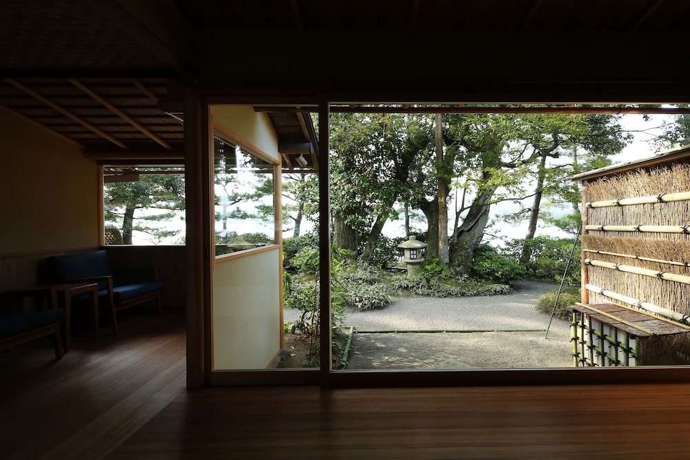 ラグジュアリー 4 人部屋 禁煙 部屋からの景観0 | 文珠荘 松露亭