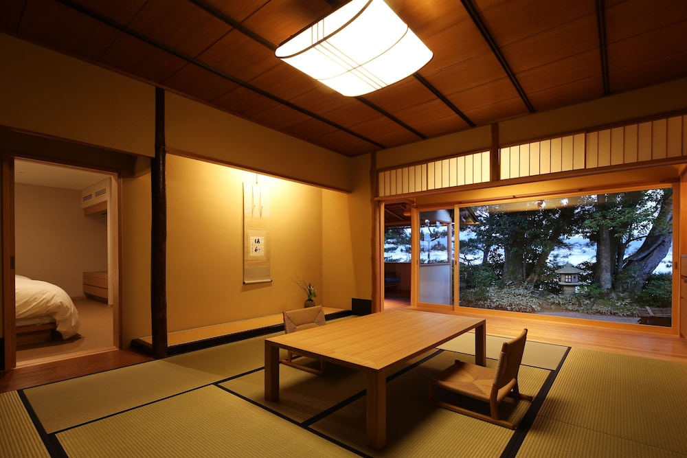 ラグジュアリー 4 人部屋 禁煙 | 文珠荘 松露亭
