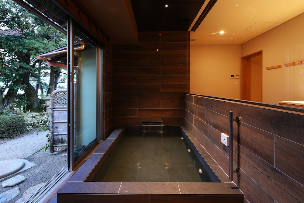 ラグジュアリー 4 人部屋 禁煙 バスルーム0 | 文珠荘 松露亭