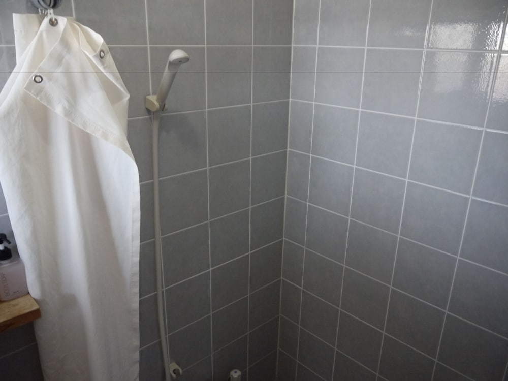 ログハウス(ツインルーム) 禁煙 シャワー・トイレ付 バスルーム1 | シー フレンド