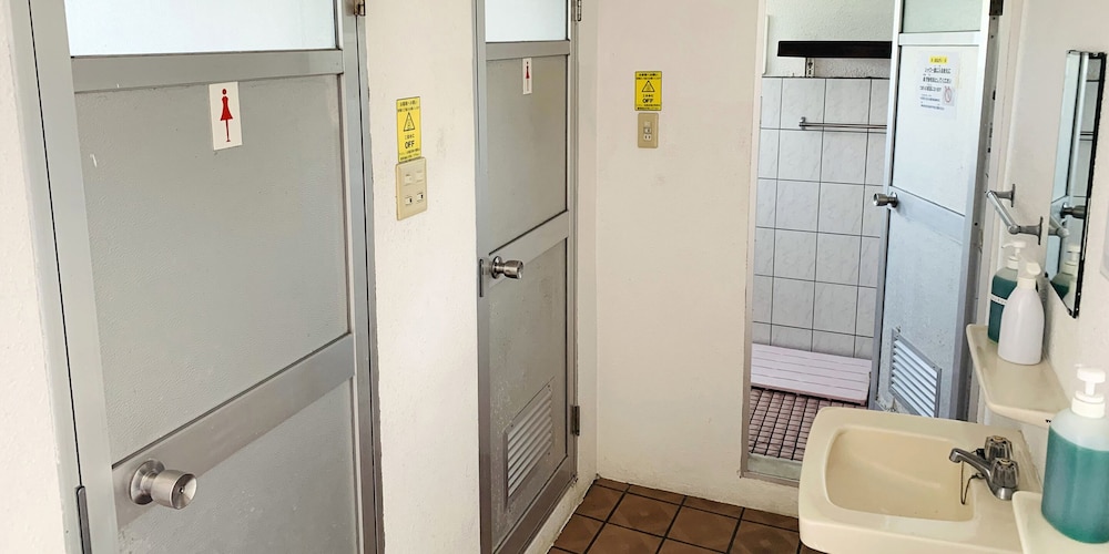 民宿(和室)シャワー・トイレ共同(定員1-2名) バスルーム1 | シー フレンド