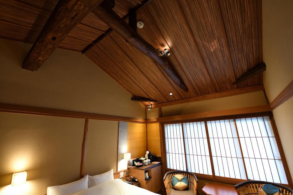 白群 ダブルベッドルーム 禁煙 客室3 | 京小宿 八坂 ゆとね