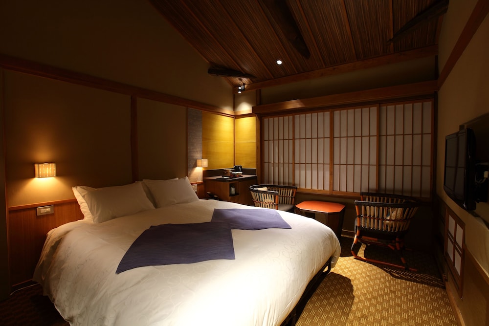 白群 ダブルベッドルーム 禁煙 客室1 | 京小宿 八坂 ゆとね
