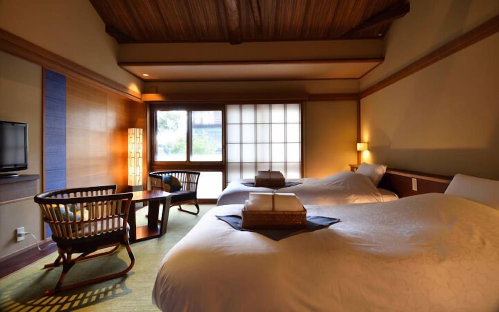 群青 ツインベッドルーム 禁煙 客室6 | 京小宿 八坂 ゆとね