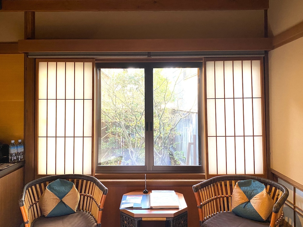 白群 ダブルベッドルーム 禁煙 客室7 | 京小宿 八坂 ゆとね