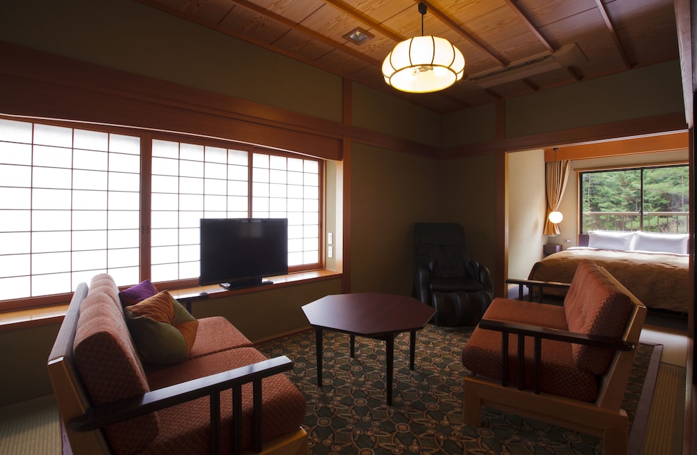 露天風呂付きくつろぎ和洋室スイート リビングルーム0 | 湯の花温泉　京YUNOHANA RESORT 翠泉