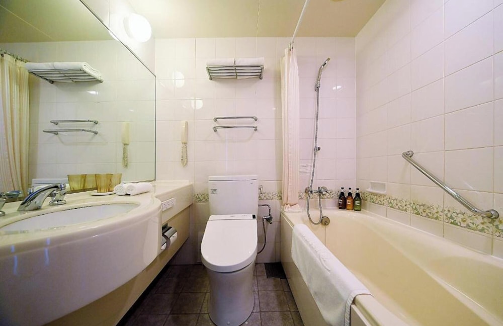 スタンダードツインルーム4名専用 (エキストラベッド2台つき) 禁煙 バスルーム0 | ホテルプラザ神戸