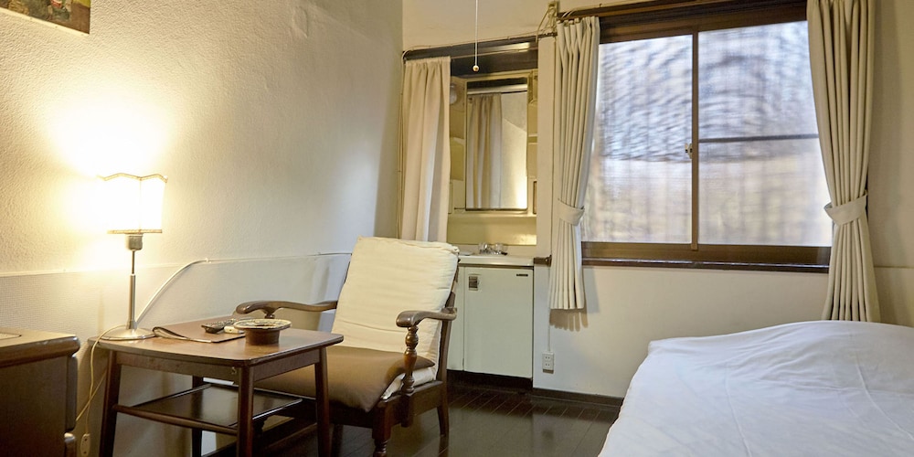 エコノミー ダブルルーム セミダブルベッド 1 台 (For 1 people, Check in time 4pm-10pm) 客室2 | 竹家荘旅館