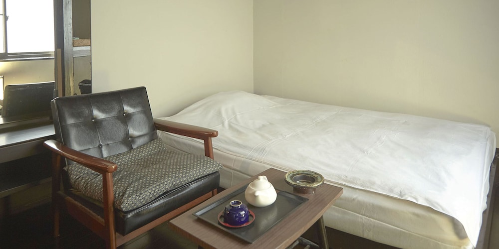 エコノミー ダブルルーム セミダブルベッド 1 台 (For 1 people, Check in time 4pm-10pm) 客室3 | 竹家荘旅館