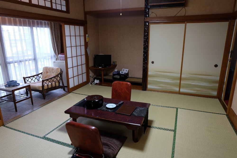 4 人部屋 客室内のダイニングエリア0 | 日の出屋旅館