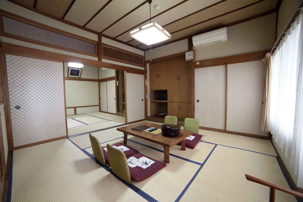 4 人部屋 客室1 | 日の出屋旅館