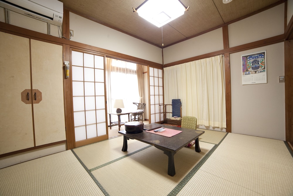 エコノミートリプルルーム 布団3組 内装1 | 日の出屋旅館