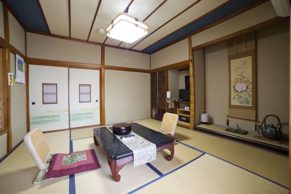 ツインルーム 客室内のダイニングエリア0 | 日の出屋旅館