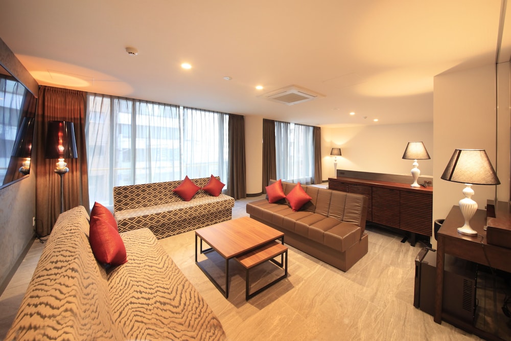 デラックス スイートルーム 禁煙(キングベッド2台) - 別館 - 大人5名様よりエクストラベッドをご用意 客室1 | センチュリオンホテル上野