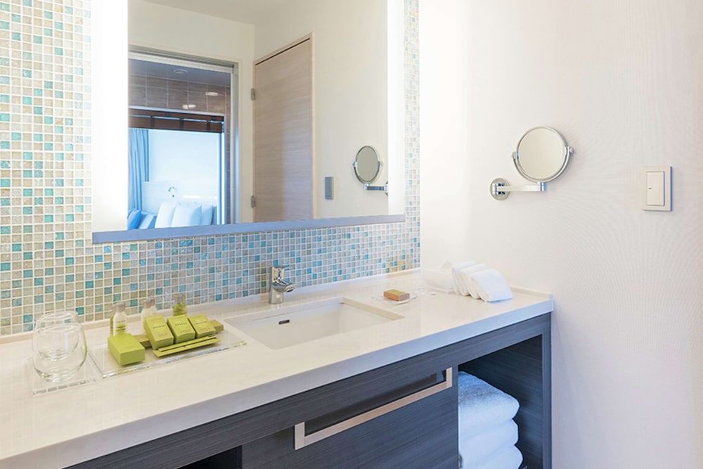 オーシャンビュールーム（ツインベッド） バスルーム2 | ヒルトン沖縄北谷リゾート