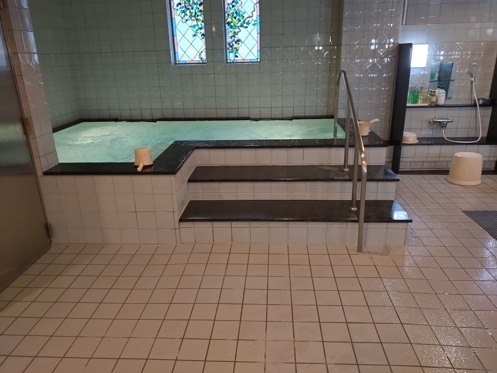 トリプルルーム 男性限定 共用バスルーム バスルーム1 | カプセル・イン大阪 - 男性専用