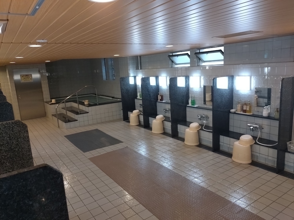 トリプルルーム 男性限定 共用バスルーム バスルーム2 | カプセル・イン大阪 - 男性専用