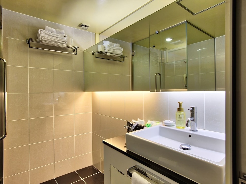 Twin Queen Room バスルーム1 | パレスインムーンビーチ