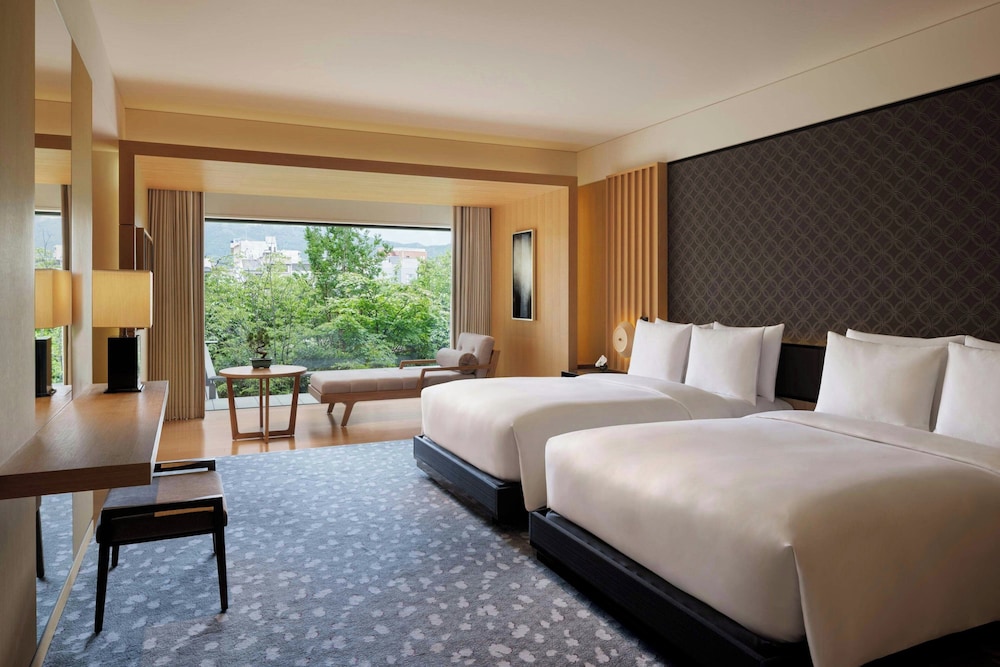 エグゼクティブ スイート ダブルベッド 2 台 リバービュー | ザ・リッツ・カールトン京都