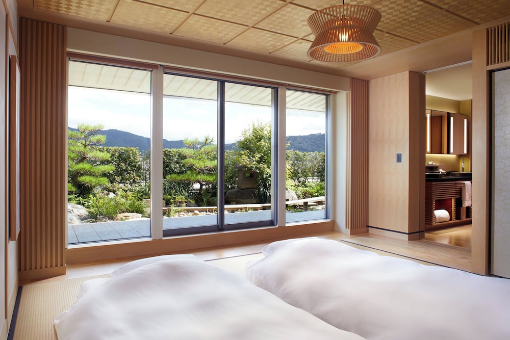 スイート シングルベッド 2 台 ガーデンビュー (Garden Terrace TATAMI - Futon bed) | ザ・リッツ・カールトン京都
