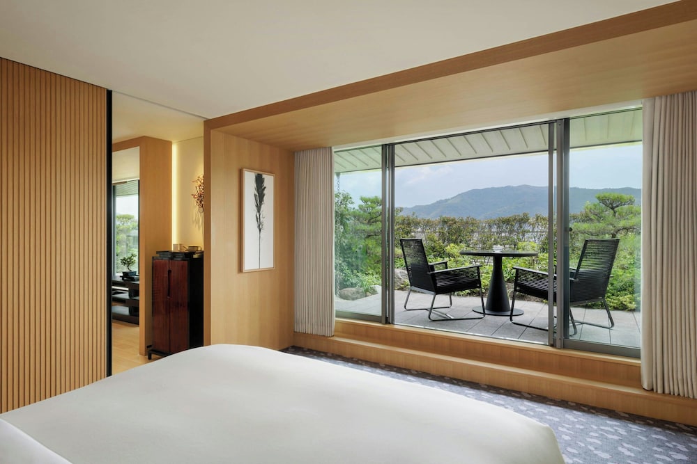 スイート キングベッド 1 台 禁煙 マウンテンビュー (Terrace) | ザ・リッツ・カールトン京都