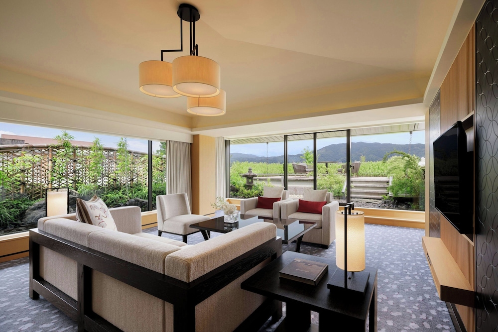 スイート キングベッド 1 台 マウンテンビュー | ザ・リッツ・カールトン京都