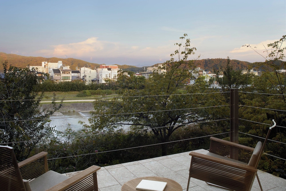 エグゼクティブ スイート ダブルベッド 2 台 リバービュー 客室3 | ザ・リッツ・カールトン京都