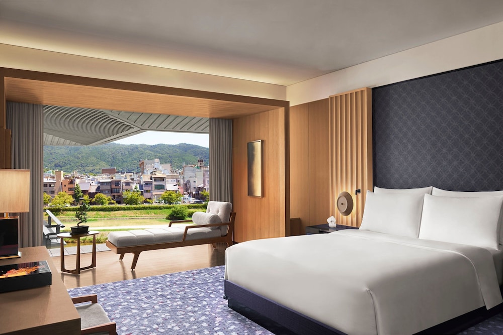 スイート キングベッド 1 台 禁煙 リバービュー (Corner) 客室5 | ザ・リッツ・カールトン京都